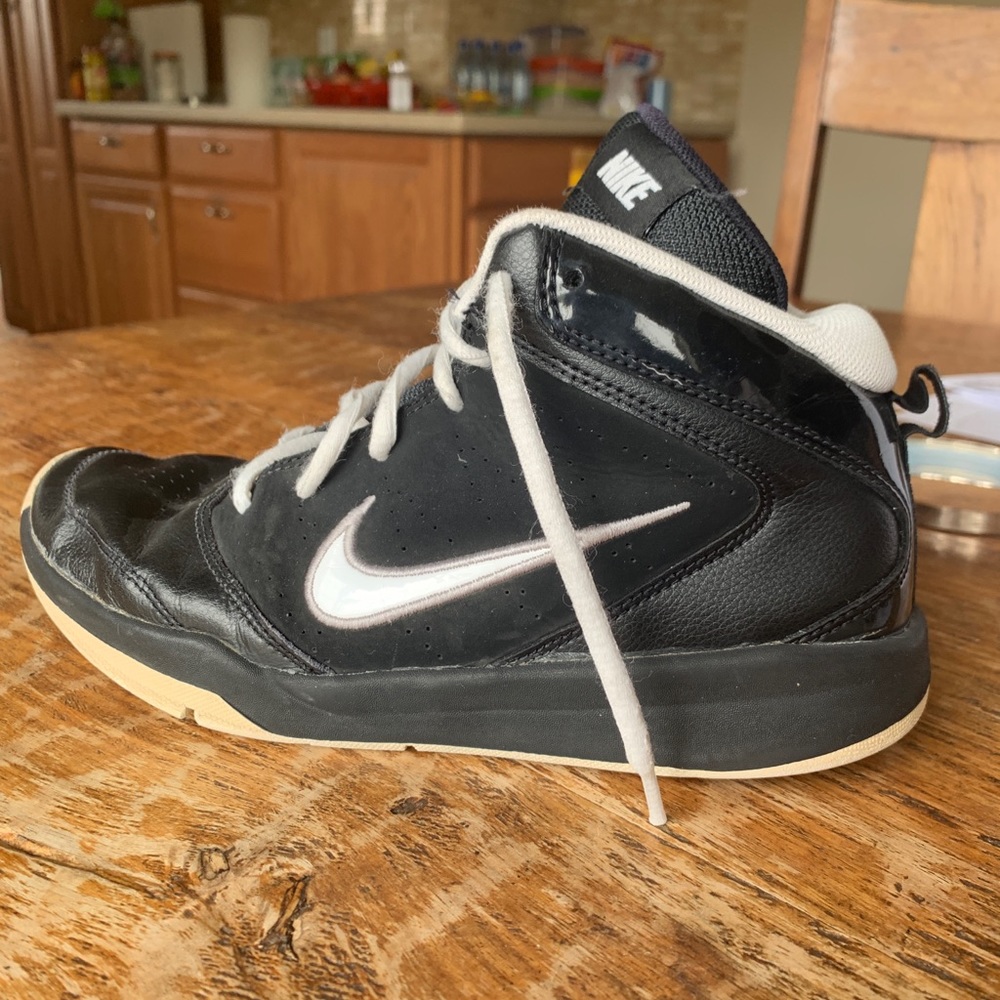 NIKE BASKETBALL SHOES